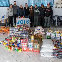 JCI NH Entrega doações de alimentos arrecadados no Futebol Solidário